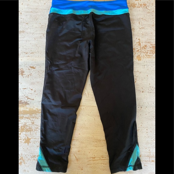 GUC Forever 21 Cropped/Capri Activewear Leggings - Picture 2 of 4